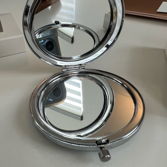Verdici new in box. Compact… mirror - Picture 3 of 5